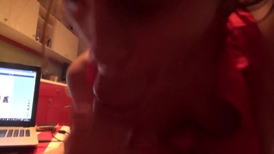 Cov menyuam kawm ntawv nqus nws tus tij laug lub dick thaum tsis muaj leej twg nyob hauv