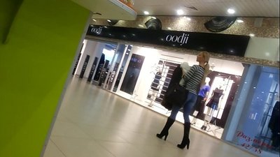 Txias qaib hauv lub tsev loj.